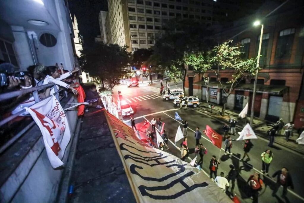 Movimento social ocupa prédio vazio em protesto na Rua da Bahia, no Centro de BH - Foto: Divulgação/MLB Nacional