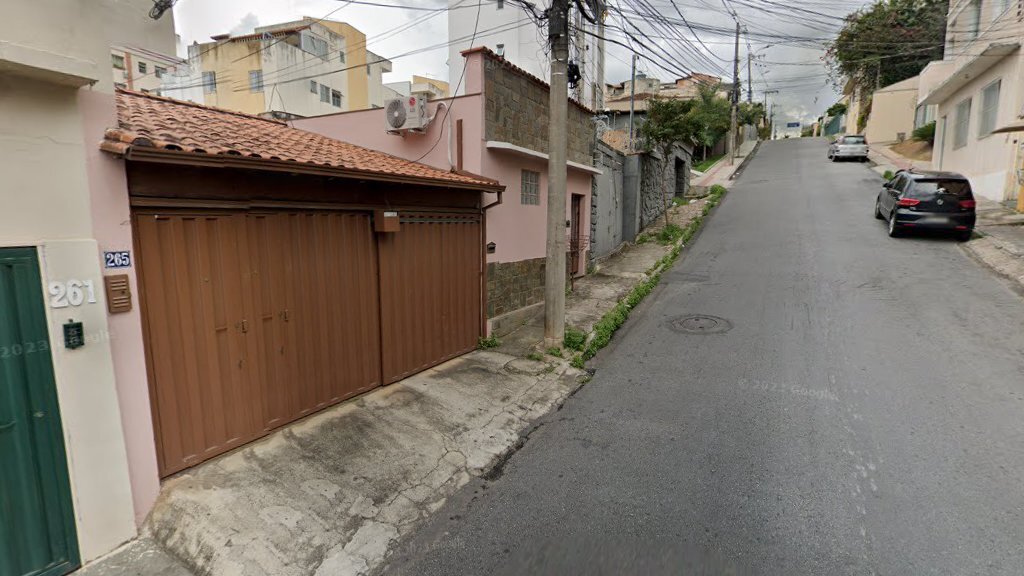 Adolescente pega carro do pai e bate em casas no bairro Santa Tereza, em BH - Foto: Reprodução/Google Street View