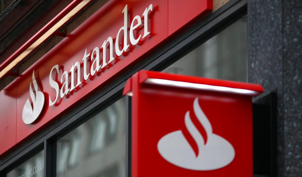 Banco Santander tem mais 200 vagas de empregos em Minas Gerais e Brasil; saiba como se candidatar - Foto: Divulgação/Santander