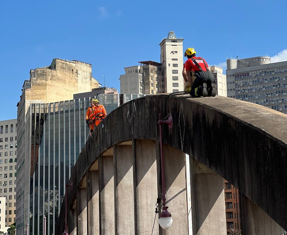 Militares dos bombeiros fazem treinamento nos arcos do Viaduto Santa Tereza, em BH - Foto: Divulgação/Corpo de Bombeiros