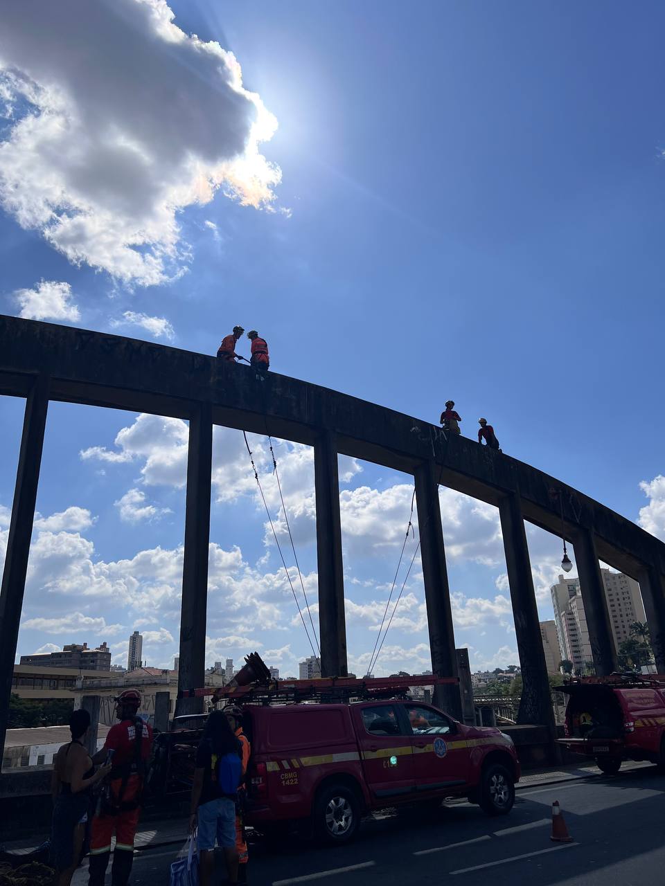 Militares dos bombeiros fazem treinamento nos arcos do Viaduto Santa Tereza, em BH - Foto: Divulgação/Corpo de Bombeiros