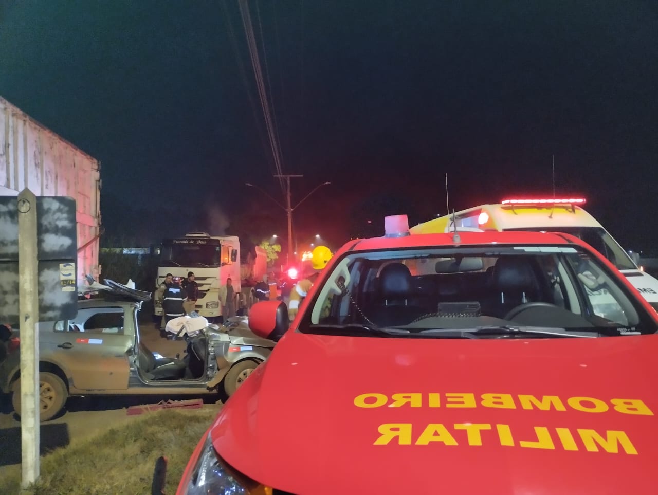 Motorista fica preso às ferragens de carro após acidente na BR-040, em Conselheiro Lafaiete - Foto: Divulgação/Corpo de Bombeiros