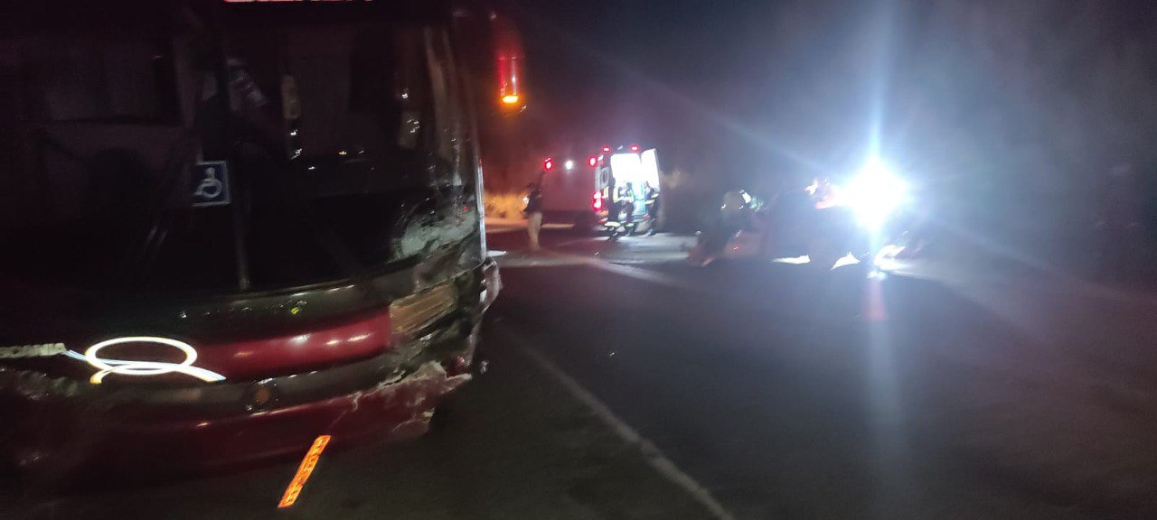 Motorista morre preso às ferragens após acidente entre caminhonete e ônibus em BR-262, em Rio Casca - Foto: Divulgação/Corpo de Bombeiros