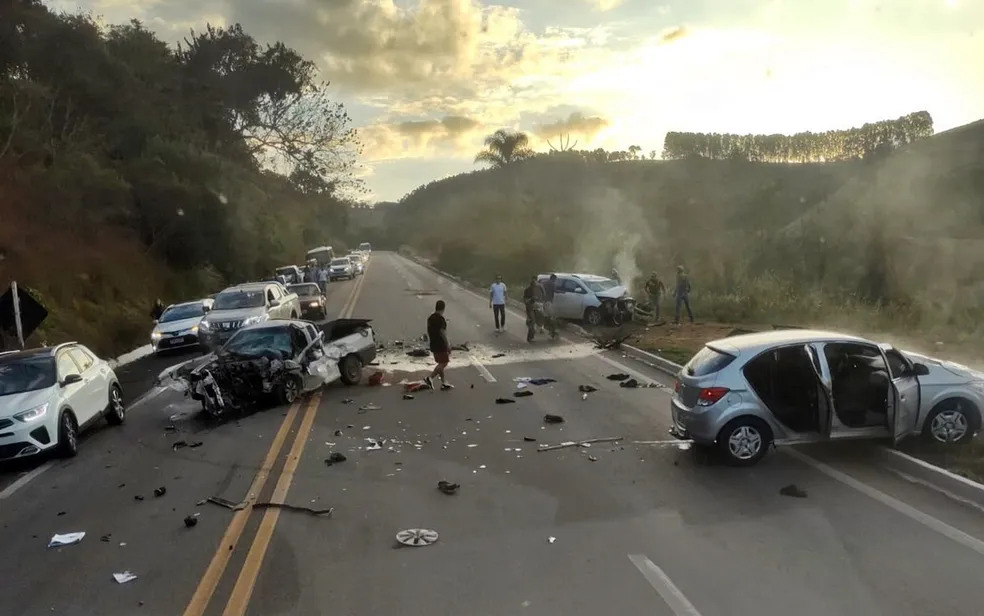 Nove pessoas ficam feridas em acidente entre três veículos na BR-267, em Poços de Caldas - Foto: Divulgação/PRF