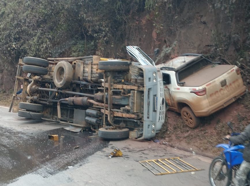 Acidente entre caminhonete e caminhão deixa vítima presa às ferragens na BR-356, em Itabirito - Foto: Reprodução/Redes Sociais