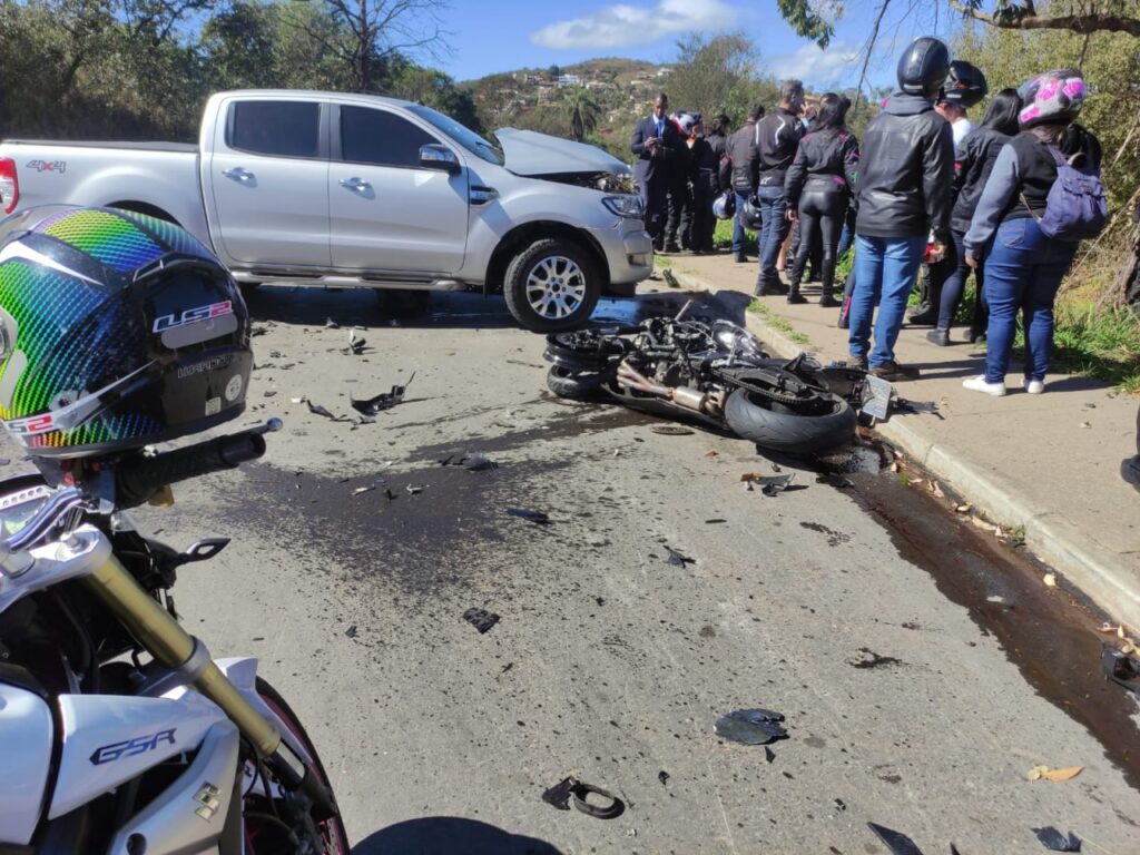 Motociclista fica inconsciente após ser ejetado em acidente na BR-356, em Ouro Preto - Foto: Divulgação/Corpo de Bombeiros