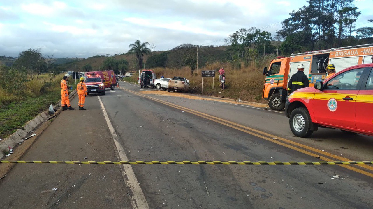 Homem fica preso às ferragens após batida entre carros na BR-356, em Ouro Preto - Foto: Divulgação/Corpo de Bombeiros