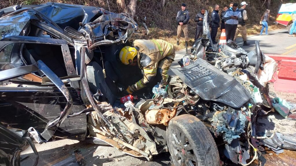 Trio suspeito de roubo a bancos morre após acidente entre carro e carreta na BR-494, em São João del-Rei - Foto: Divulgação/Corpo de Bombeiros