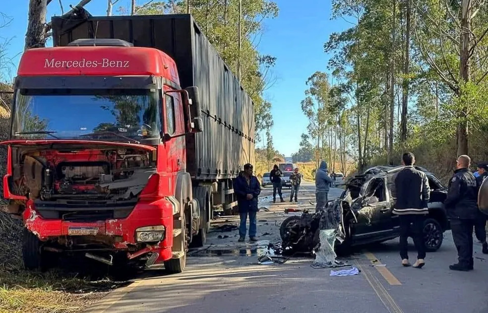 Trio suspeito de roubo a bancos morre após acidente entre carro e carreta na BR-494, em São João del-Rei - Foto: Divulgação/Corpo de Bombeiros