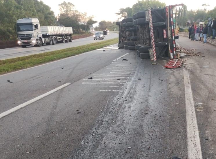 Carreta tomba e interdita Rodovia Fernão Dias, em Itatiaiuçu - Foto: Divulgação