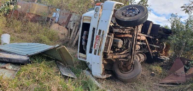 Acidente com caminhão mata homem e deixa outro gravemente ferido em Itabirito - Foto: Divulgação/Corpo de Bombeiros