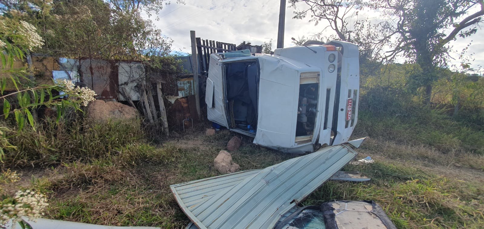 Acidente com caminhão mata homem e deixa outro gravemente ferido em Itabirito - Foto: Divulgação/Corpo de Bombeiros