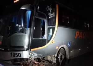 Motorista embriagado e inabilitado bate carro em ônibus com 35 crianças na MG-285, em Piraúba - Foto: Divulgação/PMRv
