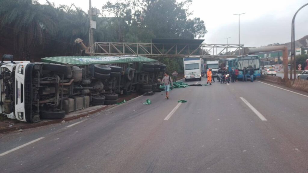 Motorista fica ferido após carreta tombar no Anel Rodoviário de BH - Foto: Reprodução/Redes Sociais