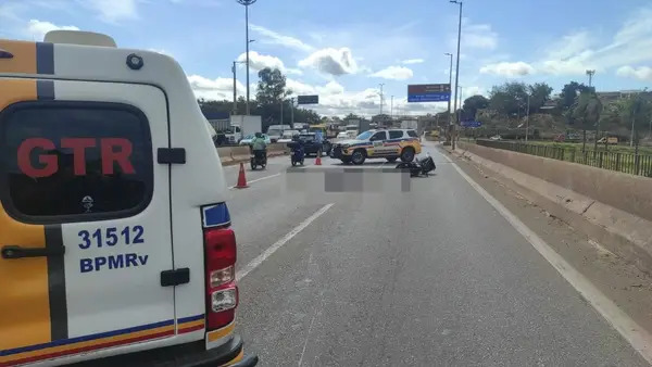 Motociclista morre e acidente complica trânsito no Anel Rodoviário, em BH - Foto: Divulgação/PMRv