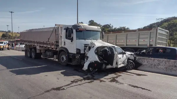 Engavetamento deixa três pessoas feridas e complica trânsito no Anel Rodoviário, em BH - Foto: Divulgação