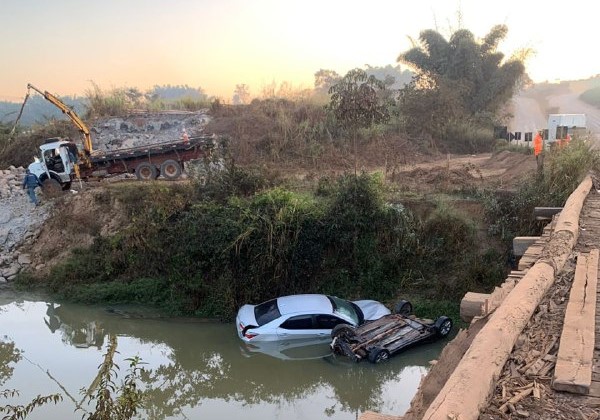 Irmão gêmeo morre após carro capotar e cair dentro de rio na rodovia MG-170, em Arcos - Foto: Divulgação/Corpo de Bombeiros