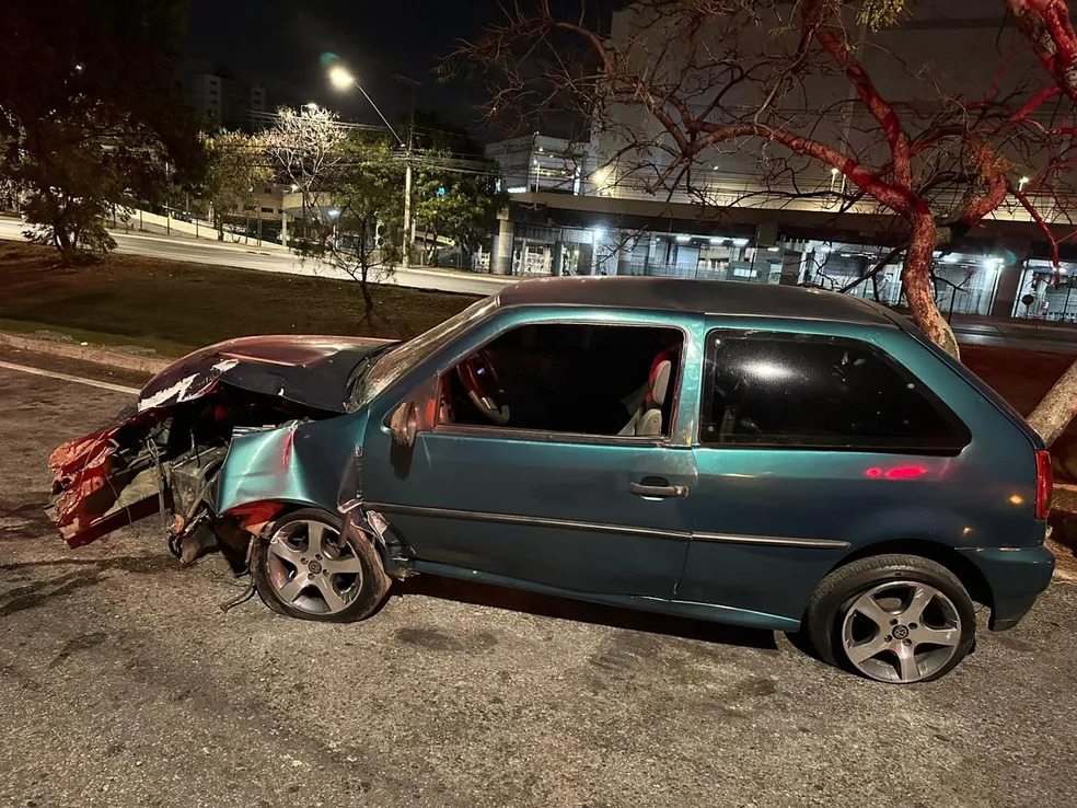 Motorista fica ferido e carro destruído após bater em radar na Avenida Cristiano Machado, em BH - Foto: Reprodução/Redes Sociais