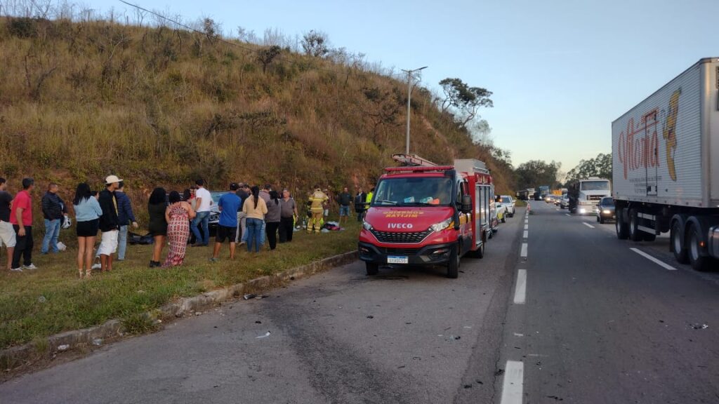 Acidente entre carros deixa gestante e cinco pessoas feridas na BR-040, em Carandaí - Foto: Divulgação/Corpo de Bombeiros