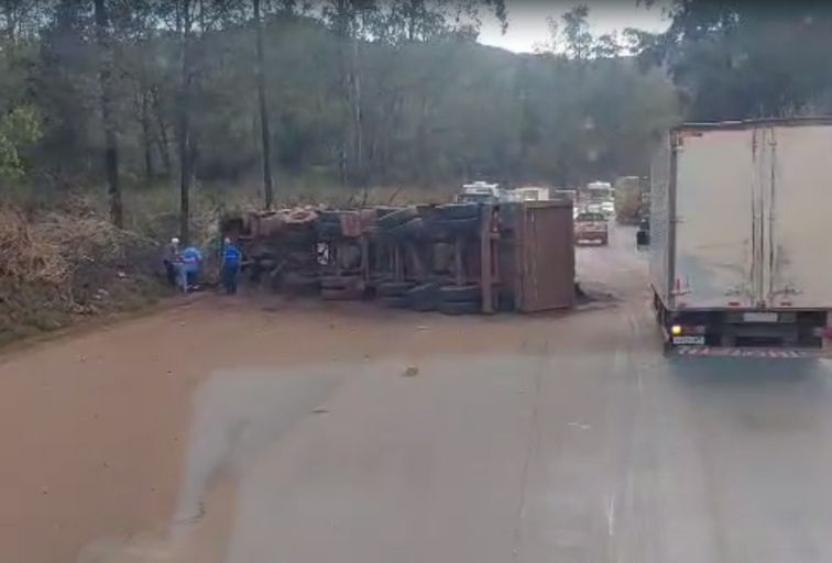 Carreta tomba, deixa motorista ferido e interdita trecho da BR-040, em Ouro Preto - Foto: Reprodução/Redes Sociais
