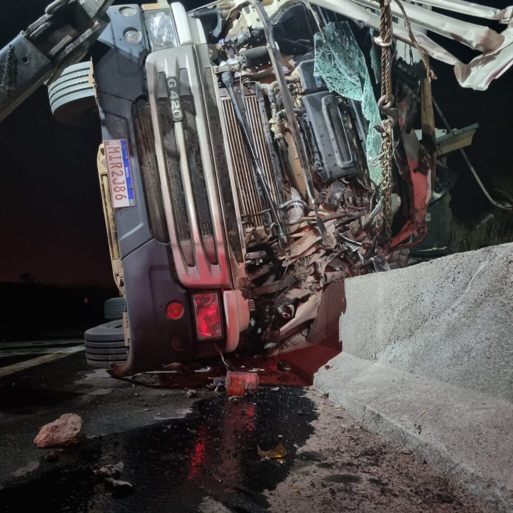 Motorista fica preso às ferragens após carreta tombar na BR-262, em Luz - Foto: Divulgação/Corpo de Bombeiros