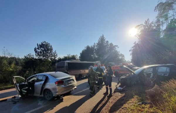 Duas pessoas ficam feridas após batida frontal na BR-356, em Itabirito - Foto: Divulgação/Corpo de Bombeiros