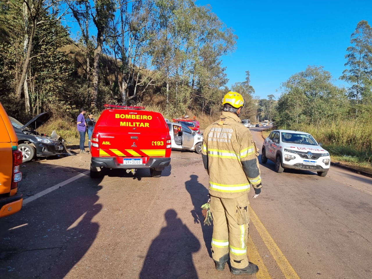 Duas pessoas ficam feridas após batida frontal na BR-356, em Itabirito - Foto: Divulgação/Corpo de Bombeiros