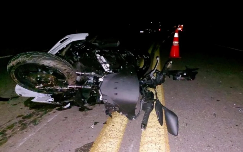 Casal morre após motocicleta bater de frente com carro na BR-369, em Campo Belo - Foto: Divulgação/Polícia Militar