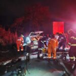 Quatro pessoas ficam feridas após acidente entre carro e carreta na BR-381, entre Timóteo e Coronel Fabriciano - Foto: Divulgação/Corpo de Bombeiros