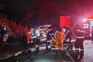 Quatro pessoas ficam feridas após acidente entre carro e carreta na BR-381, entre Timóteo e Coronel Fabriciano - Foto: Divulgação/Corpo de Bombeiros