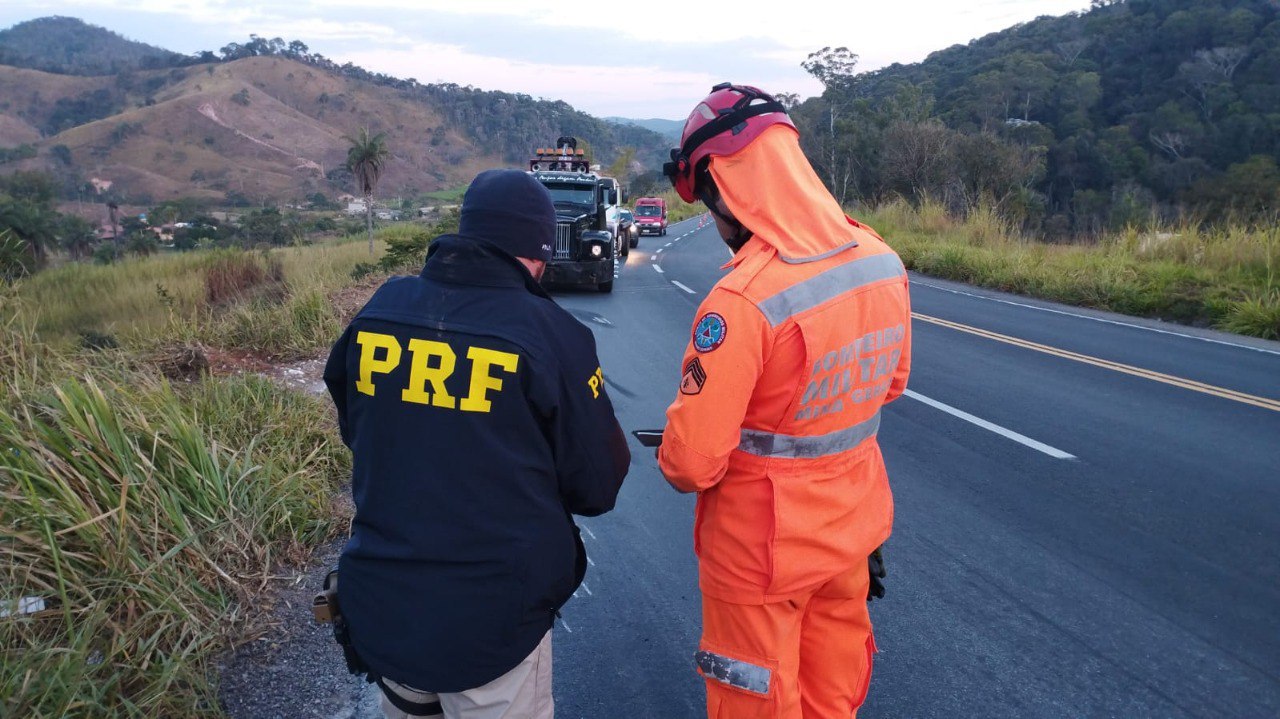 Motorista morre após carreta cair em ribanceira na rodovia BR-381, em São Gonçalo do Rio Abaixo - Foto: Divulgação/Corpo de Bombeiros