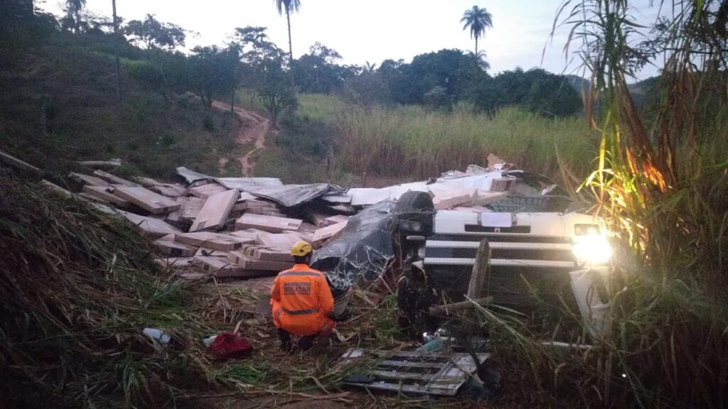Motorista morre após carreta cair em ribanceira na rodovia BR-381, em São Gonçalo do Rio Abaixo - Foto: Divulgação/Corpo de Bombeiros