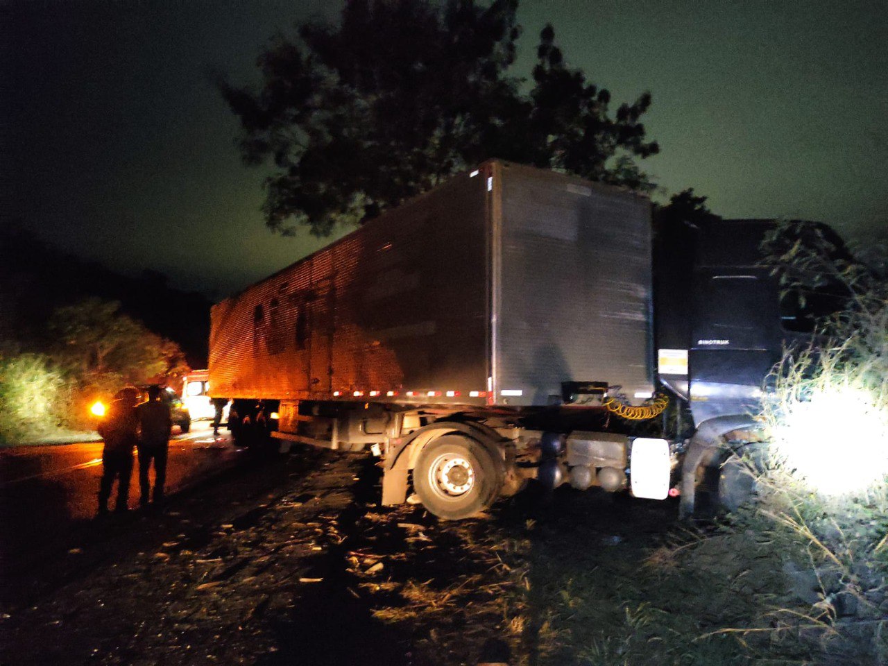 Quatro pessoas ficam feridas após acidente entre carro e carreta na BR-381, entre Timóteo e Coronel Fabriciano - Foto: Divulgação/Corpo de Bombeiros