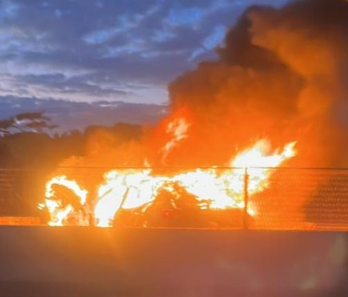 Carro bate em mureta de proteção e pega fogo na BR-381, em Caeté - Foto: Reprodução/Redes Sociais