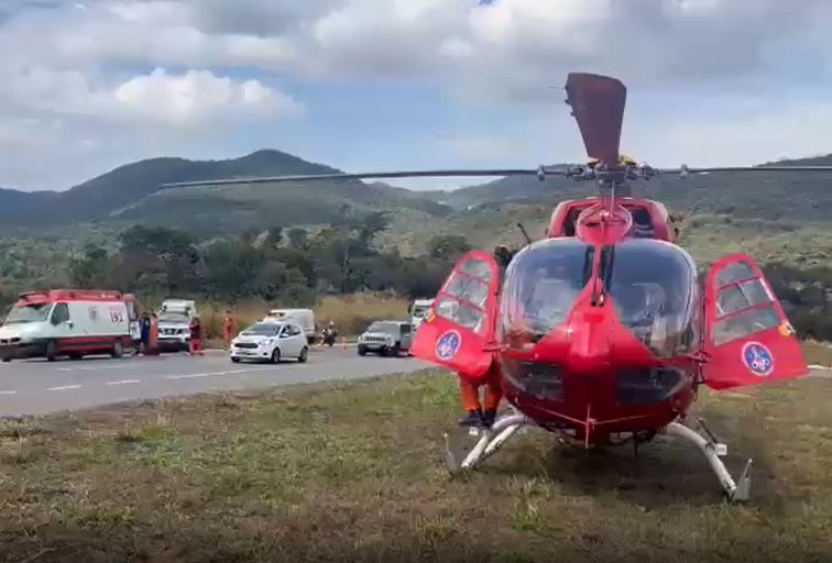 Quatro pessoas ficam feridas após carro cair em ribanceira na BR-381, em Caeté - Foto: Divulgação/Corpo de Bombeiros