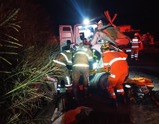 Três pessoas ficam feridas após acidente entre carro e caminhão na BR-381 - Foto: Divulgação/Corpo de Bombeiros
