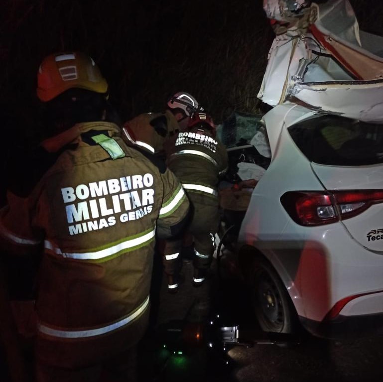 Três pessoas ficam feridas após acidente entre carro e caminhão na BR-381 - Foto: Divulgação/Corpo de Bombeiros