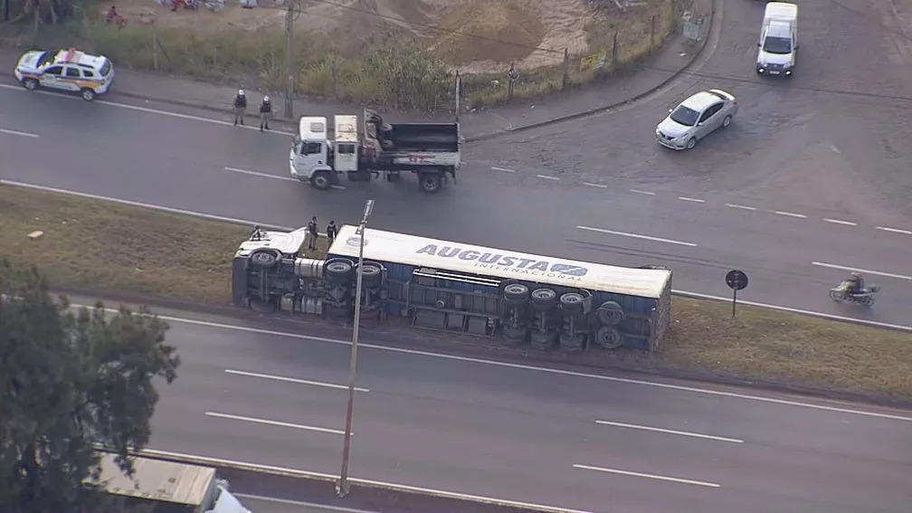 Carreta carregada com cigarros tomba às margens do Anel Rodoviário, em BH - Foto: Reprodução/TV Globo