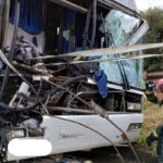 Ônibus com 45 pessoas bate na traseira de carreta na Rodovia Fernão Dias - Foto: Divulgação/Corpo de Bombeiros