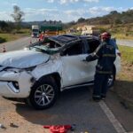 Motorista fica ferido após carro capotar na Rodovia Fernão Dias, em Carmópolis de Minas - Foto: Divulgação/Corpo de Bombeiros