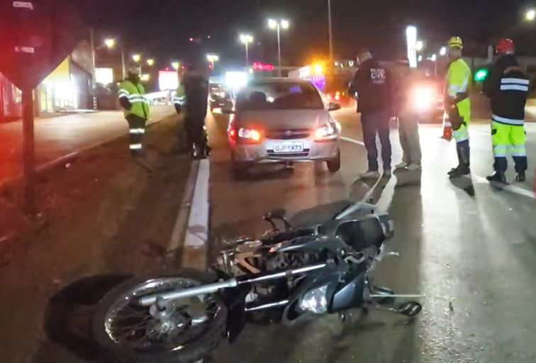 Homem morre atropelado por moto e carro ao tentar atravessar Rodovia Fernão Dias - Foto: Divulgação/@24hscomstallone