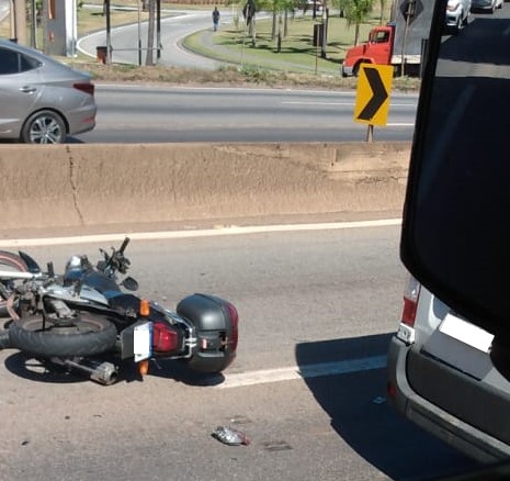 Motociclista morre após bater em carreta na Rodovia Fernão Dias - Foto: Reprodução