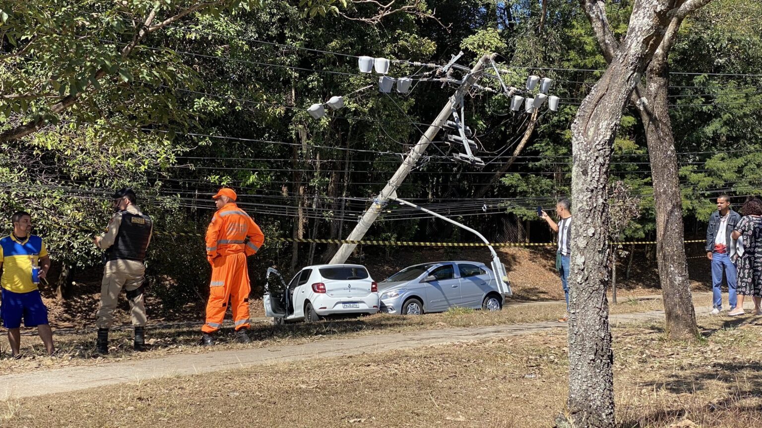 Carro bate em poste e complica o trânsito na Avenida Jose Cândido da Silveira, em BH acidente jose candido