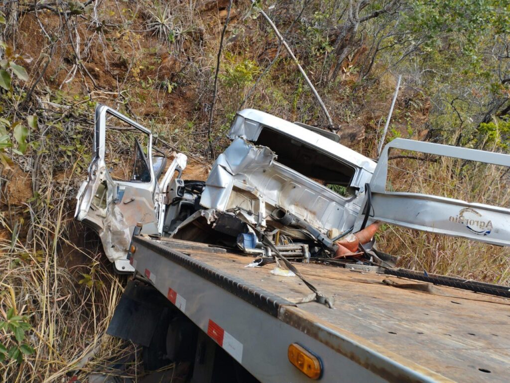 Caminhão bate em paredão de rocha e motorista fica preso às ferragens na MG-010, na Serra do Cipó - Foto: Divulgação/Corpo de Bombeiros