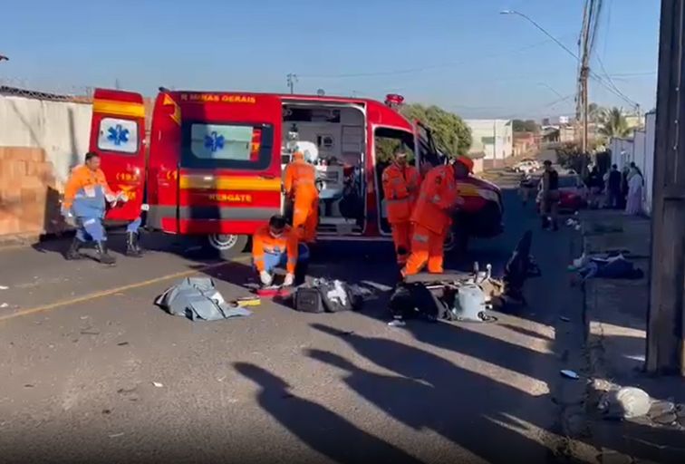 Motorista avança parada obrigatória, bate em moto e mata jovem em Uberlândia - Foto: Divulgação/Corpo de Bombeiros