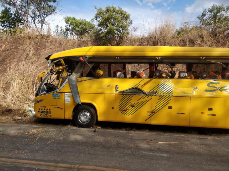 Acidente entre ônibus e carreta mata passageiro e deixa feridos na LMG-628, em Unaí - Foto: Divulgação/Corpo de Bombeiros