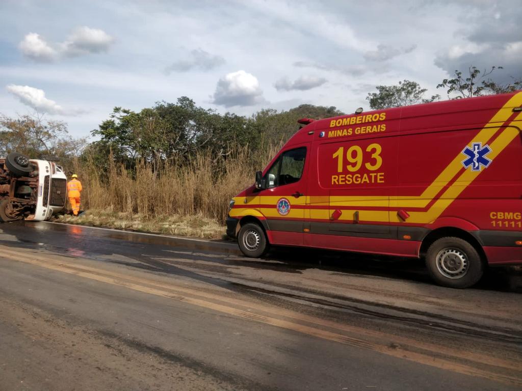 Acidente entre ônibus e carreta mata passageiro e deixa feridos na LMG-628, em Unaí - Foto: Divulgação/Corpo de Bombeiros