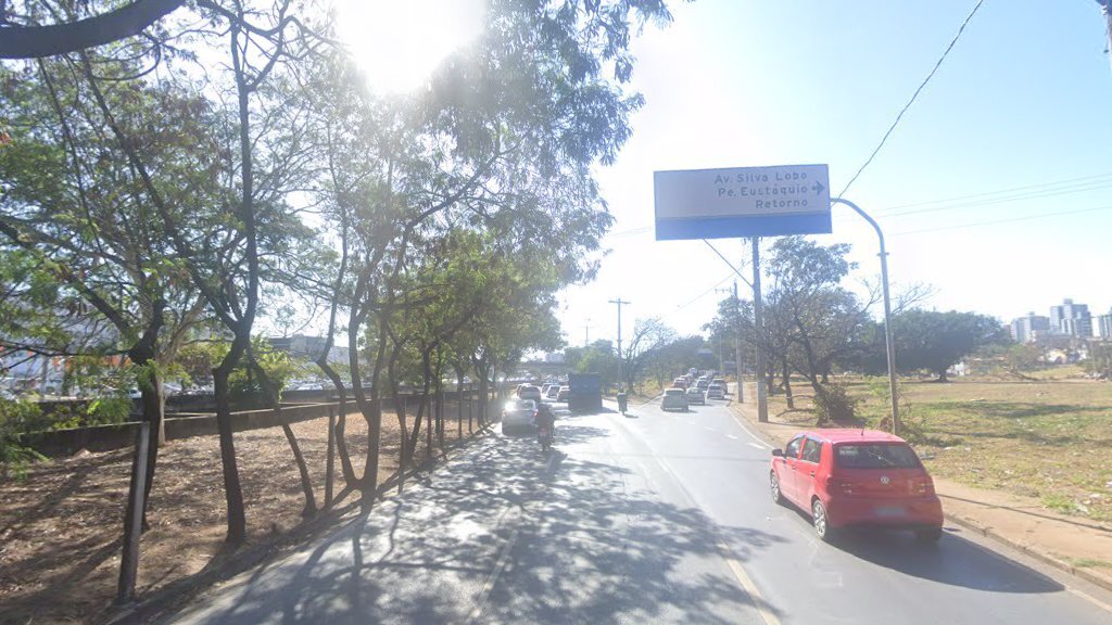 Motociclista morre após desviar de carro e bater em árvore na Avenida Tereza Cristina, em BH - Foto: Reprodução/Google Street View