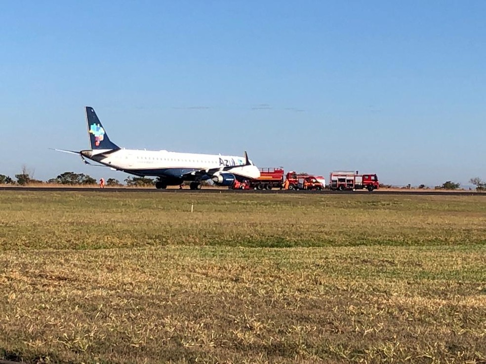 Avião faz pouso forçado no Aeroporto de Uberaba após falha no sensor - Foto: Divulgação/Corpo de Bombeiros