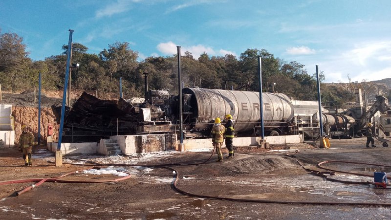 Incêndio atinge caldeira de empresa que fabrica asfalto em Betim - Foto: Divulgação/Corpo de Bombeiros